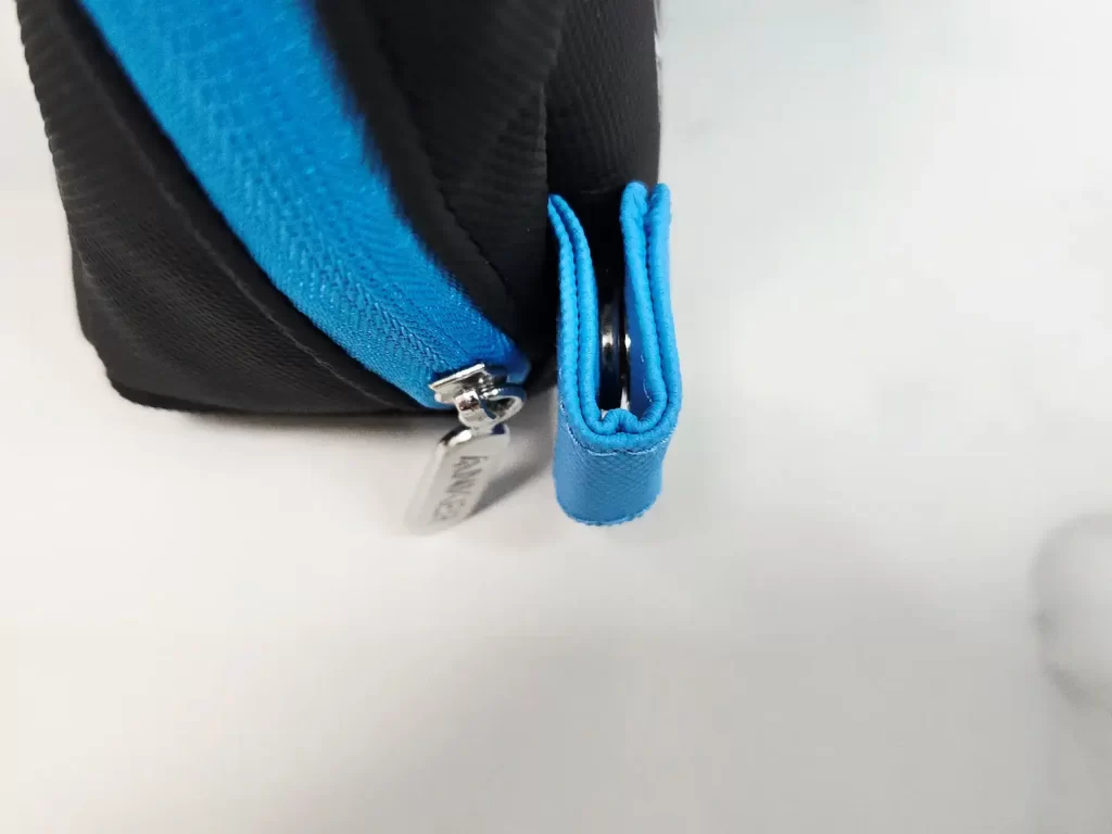 フタを開いた状態で固定＆自立可能