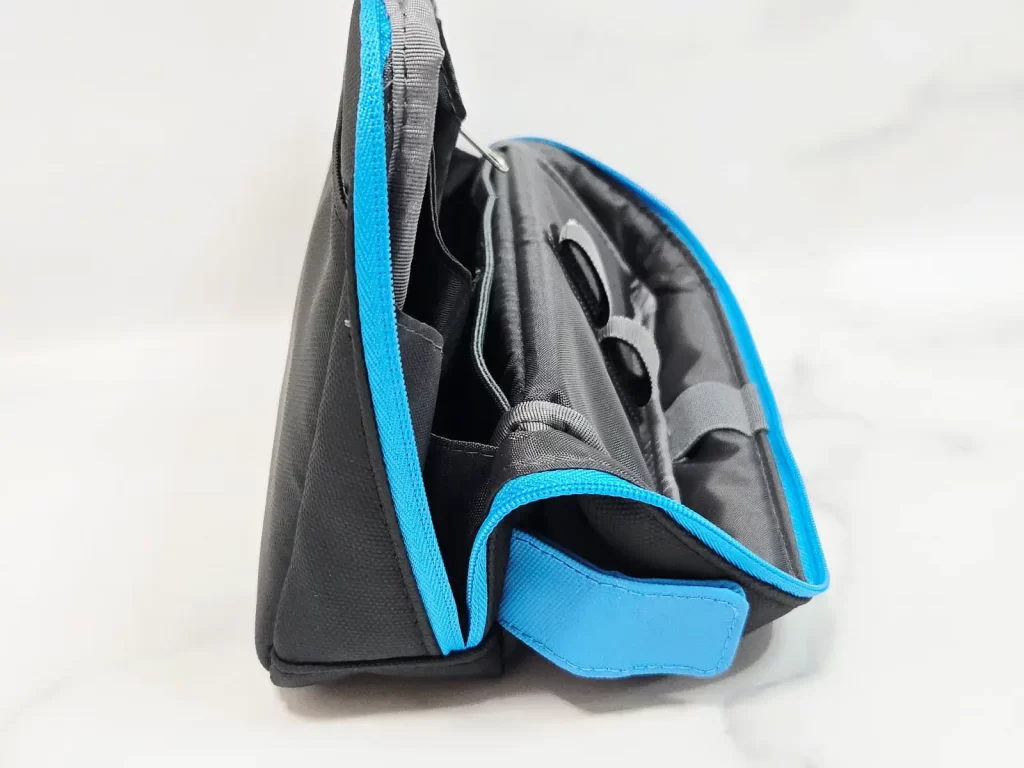 フタを開いた状態で固定＆自立可能