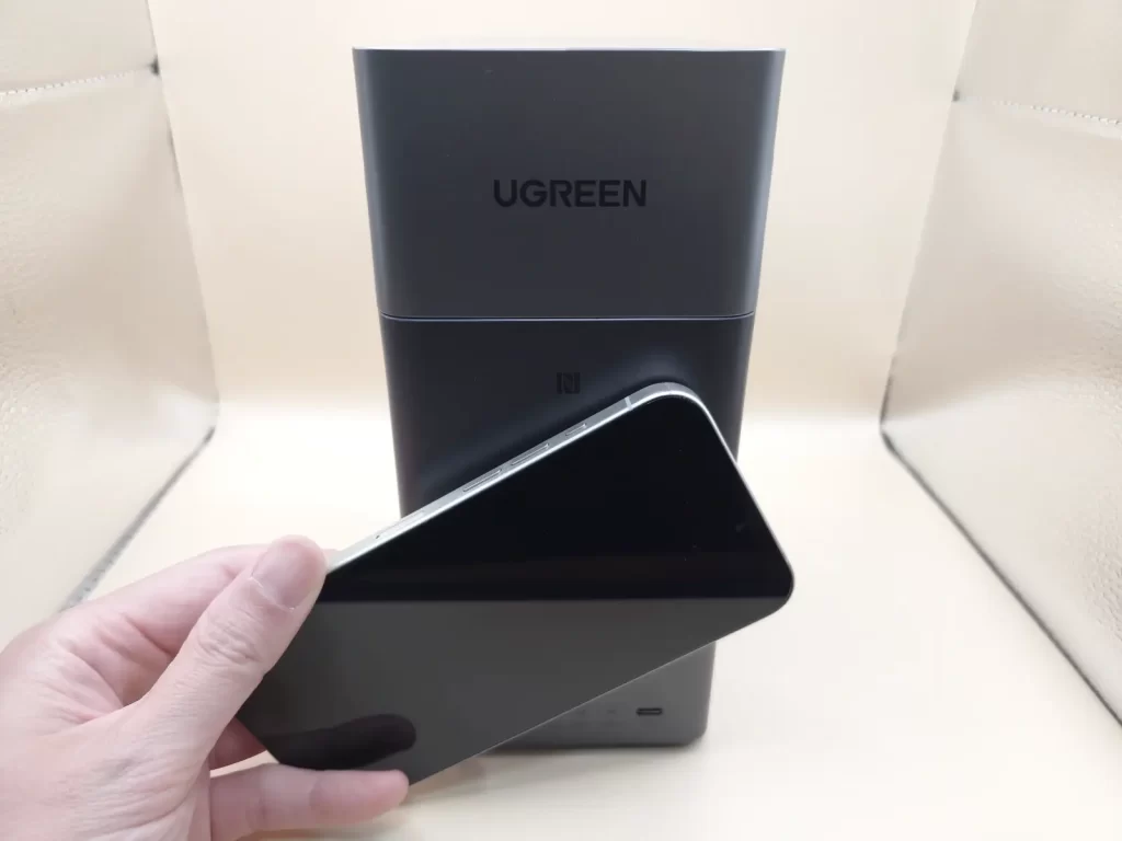 DH2300にスマホをかざす