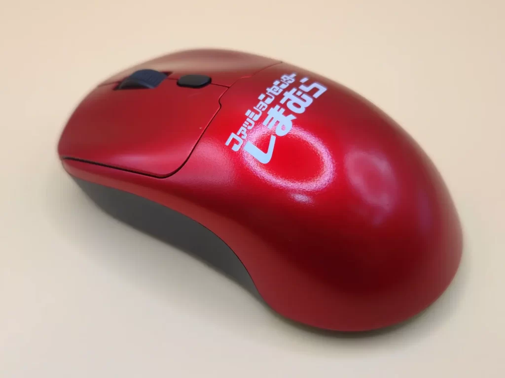 怪しく輝くメタリックボディのマウス本体