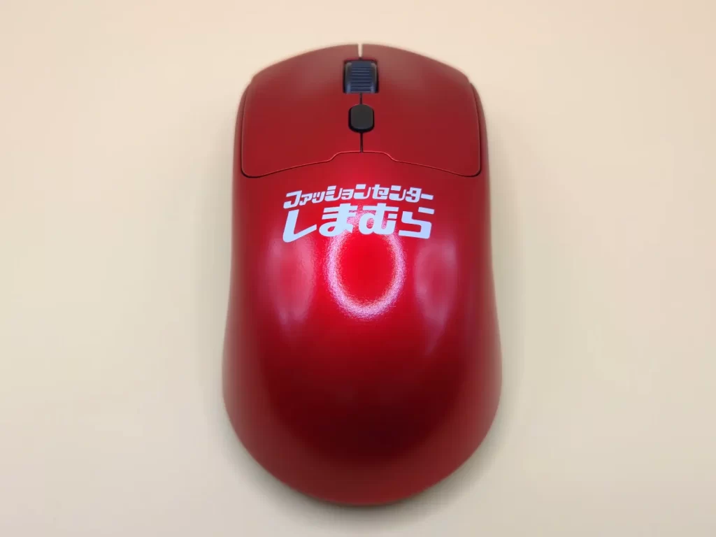 怪しく輝くメタリックボディのマウス本体