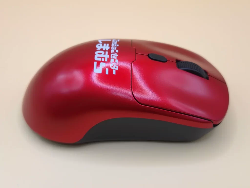 怪しく輝くメタリックボディのマウス本体