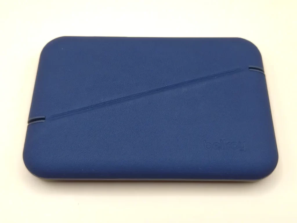 プレミアムエコレザー採用でサラッとした質感