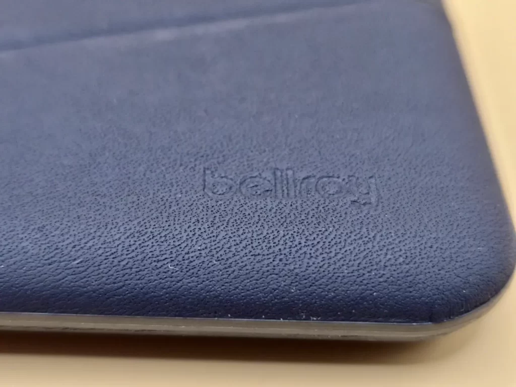 プレミアムエコレザー採用でサラッとした質感