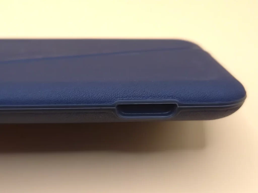 マグネットの跳ね上げ式開閉が使いやすい