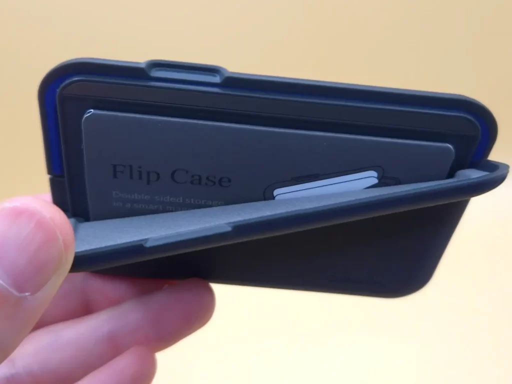 表裏両面に合計7枚のカードを収納可能