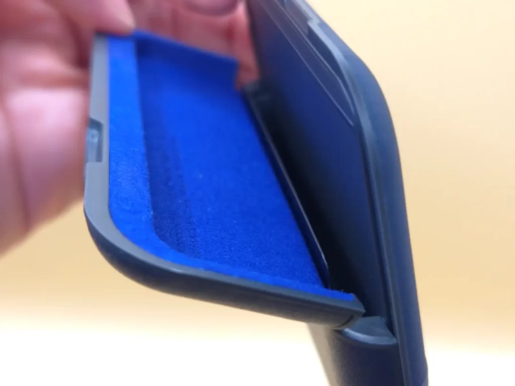 表裏両面に合計7枚のカードを収納可能