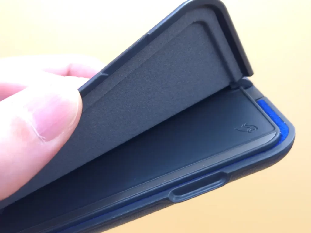 表裏両面に合計7枚のカードを収納可能