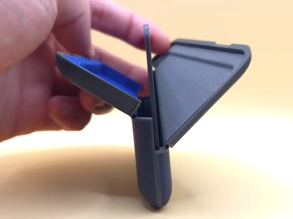 表裏両面に合計7枚のカードを収納可能