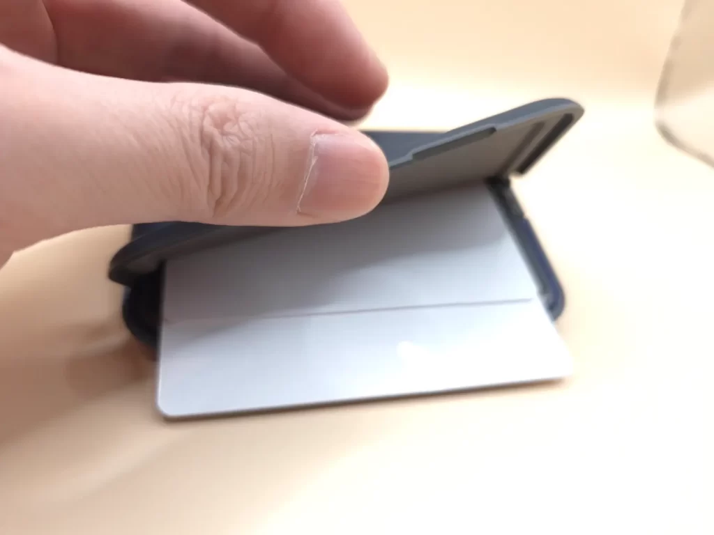 表裏両面に合計7枚のカードを収納可能