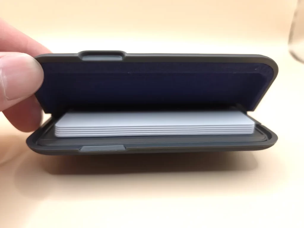 表裏両面に合計7枚のカードを収納可能