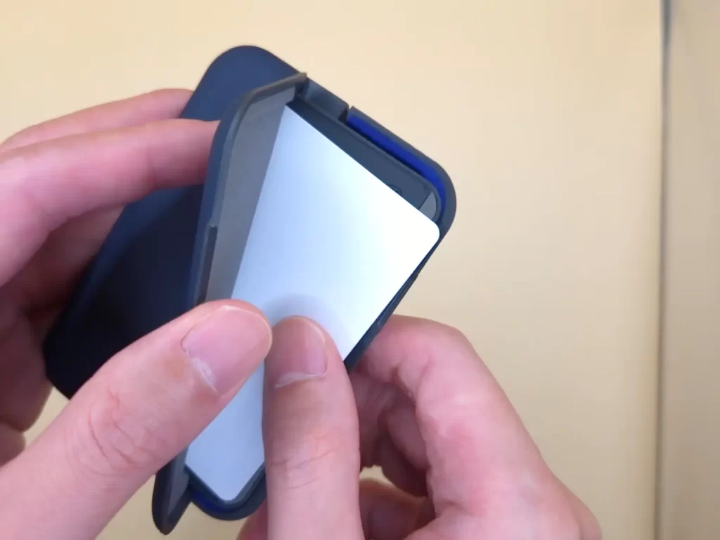 表裏両面に合計7枚のカードを収納可能