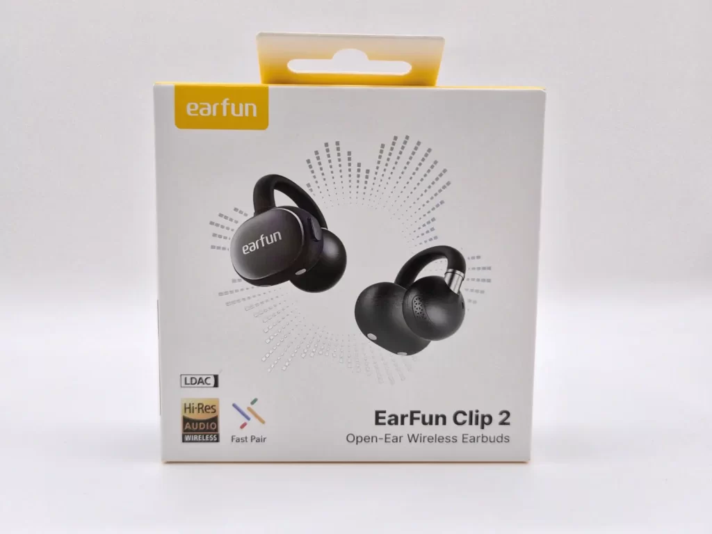 EarFun Clip 2のパッケージ正面、earfunロゴと黒いイヤーカフ型イヤホン本体