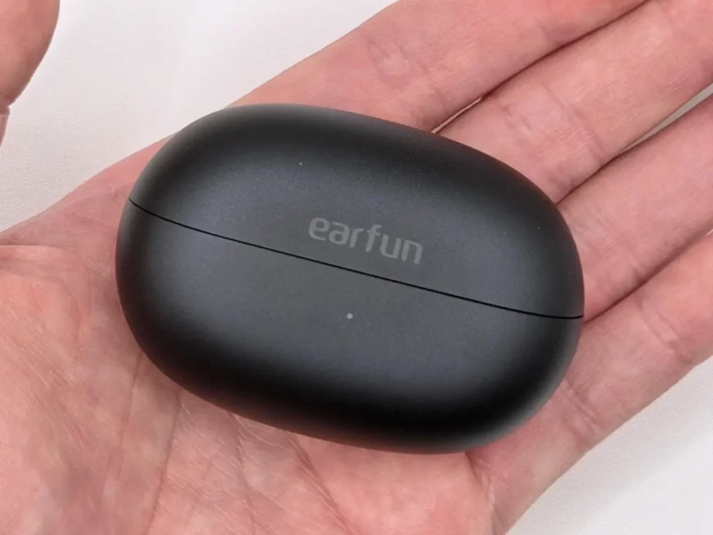 EarFun Clip 2の充電ケースを手のひらに載せた様子、コンパクトサイズ感