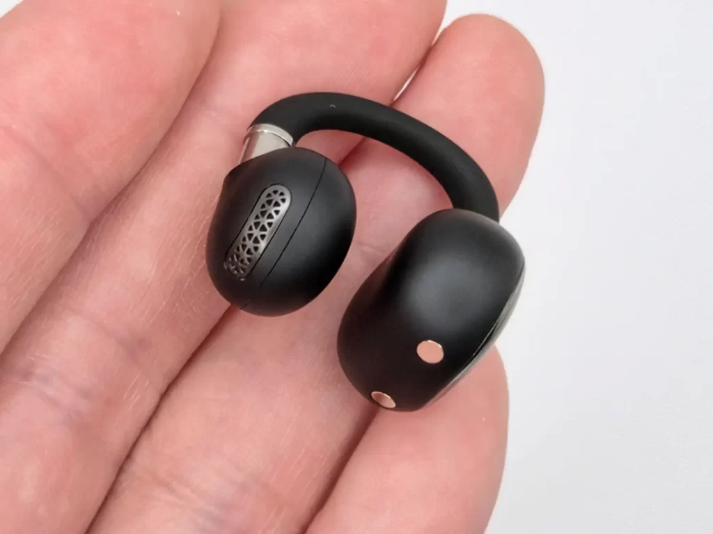 EarFun Clip 2本体のマクロ、楕円形のスリット状サウンドポート