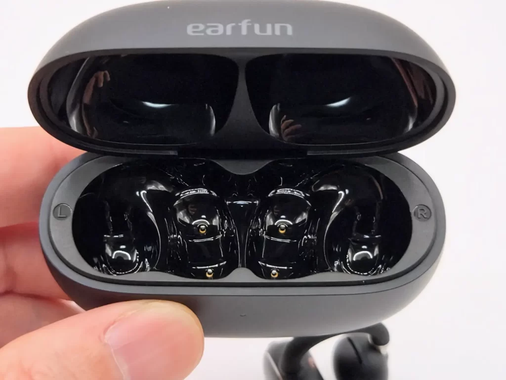 EarFun Clipケース内部のLとRプリント、左右識別の表示