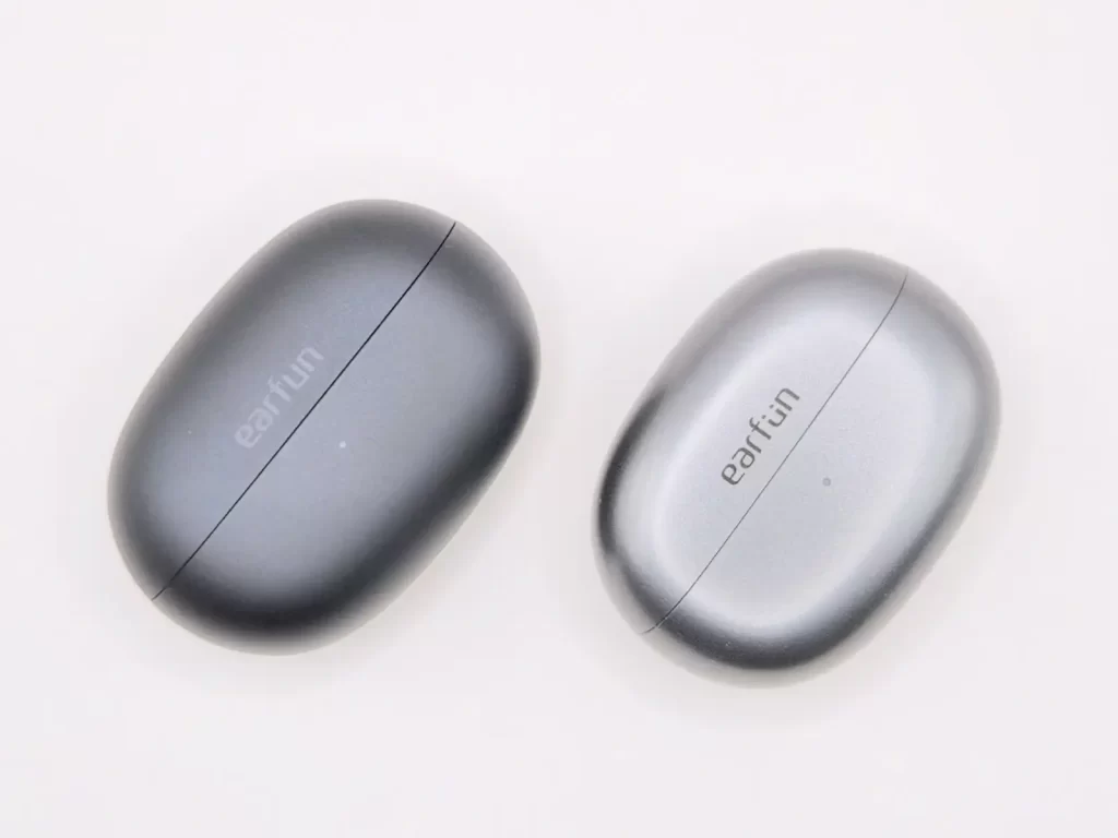 EarFun Clip 2と初代EarFun Clipのケースサイズ比較、Clip 2がひと回り大きい