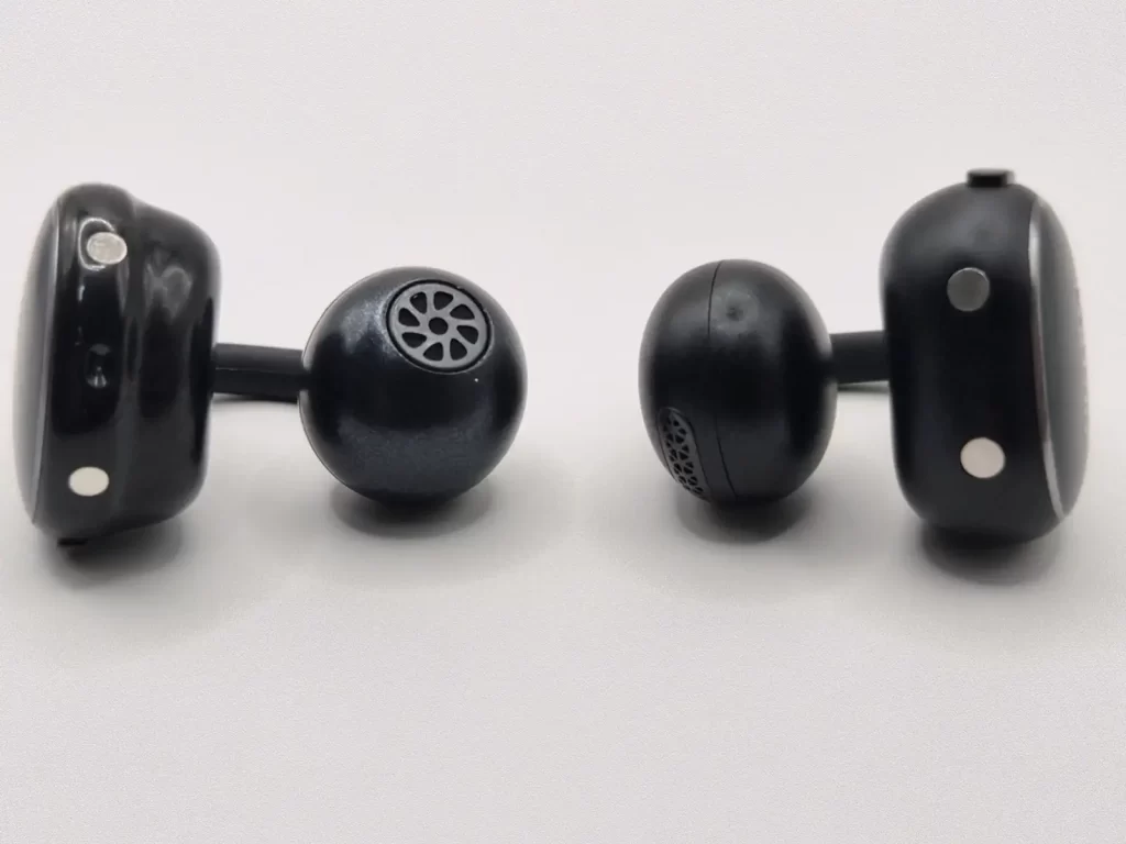 初代EarFun ClipとClip 2のスピーカー部比較、球形メッシュとスリットの違い