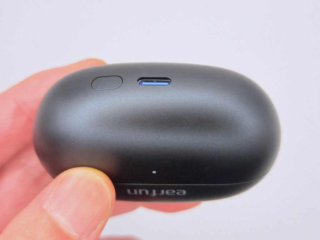 EarFun Clip 2ケースの底面、USB Type-C充電端子とペアリング用ボタン