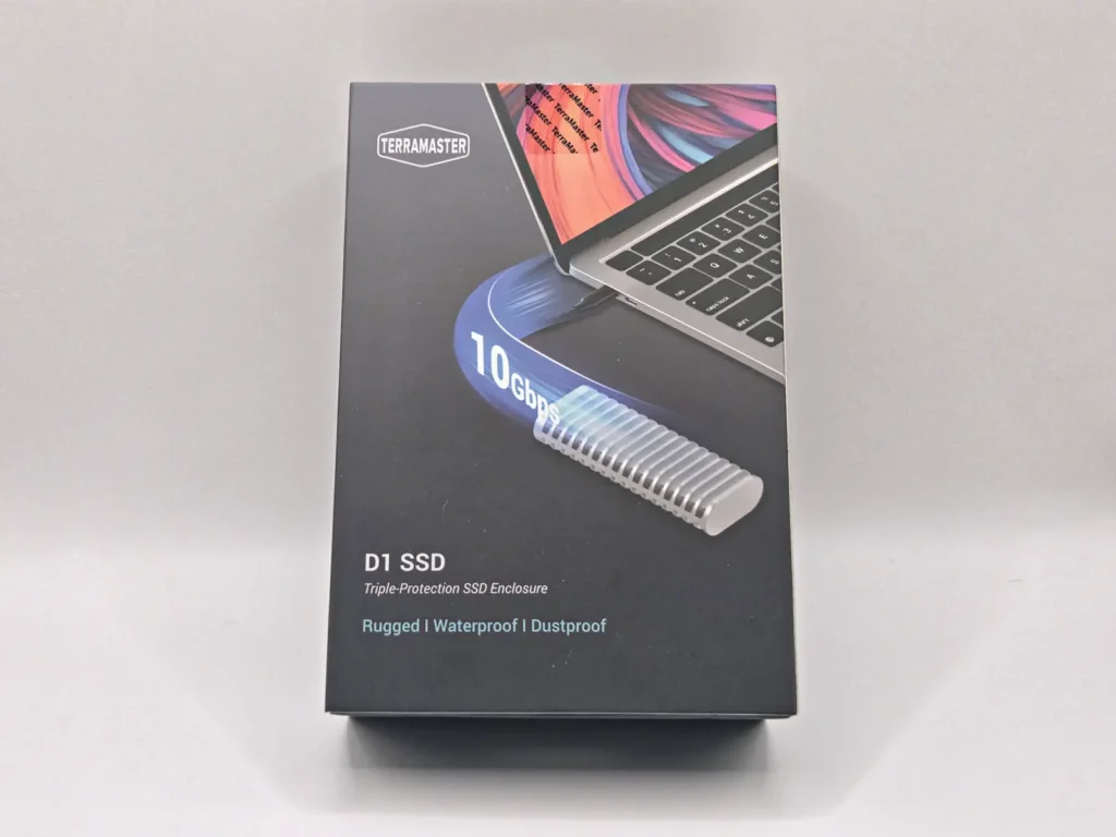TerraMaster D1 SSDのパッケージ表面、ガジェットらしいクールなデザイン