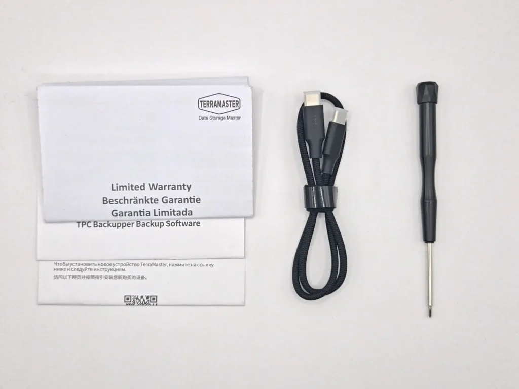 TerraMaster D1 SSDの付属品一式、ドキュメント類・USB Type-Cケーブル・精密ドライバー