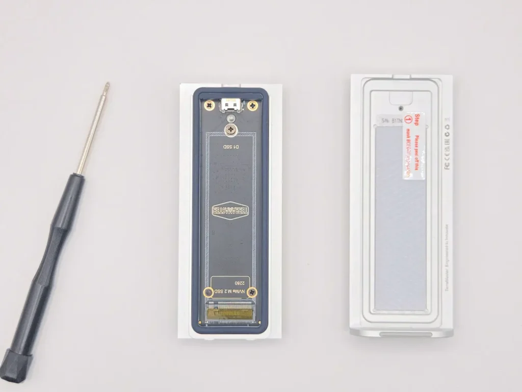 TerraMaster D1 SSDの内部構造、M.2 NVMe 2280スロットとPCB基板