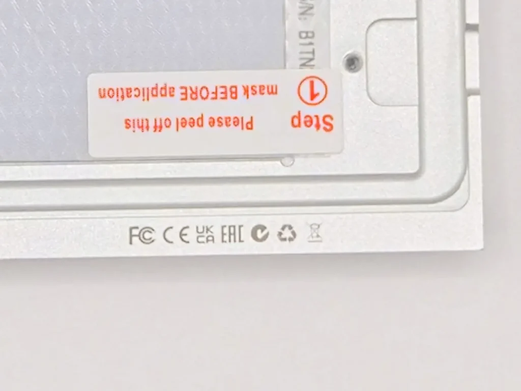 TerraMaster D1 SSDの熱伝導パッド保護フィルム、Step1 Please peel off this maskの剥がし指示シール