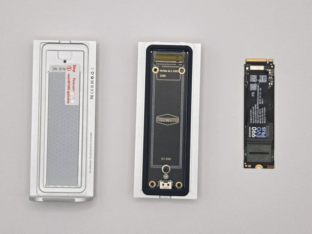 TerraMaster D1 SSDの分解状態、ケース・基板側・Samsung 990 EVO Plus 2TBの三点並び