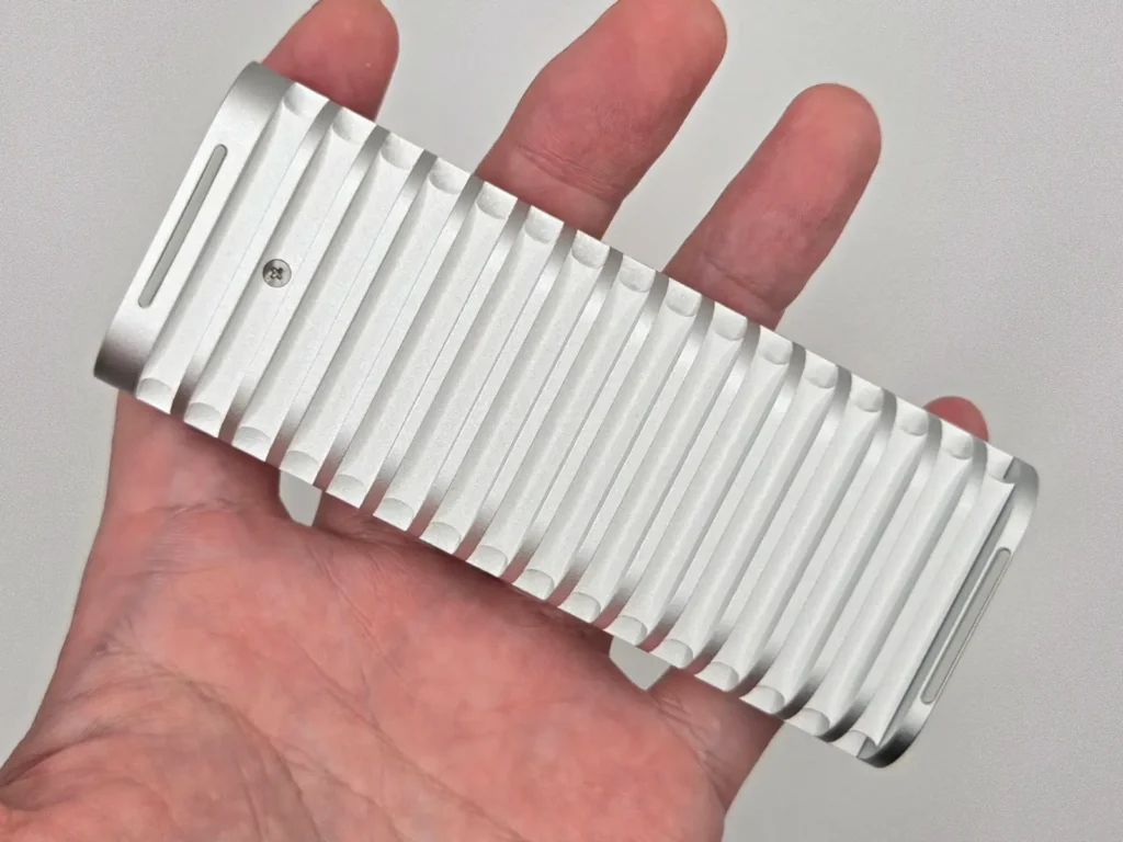 TerraMaster D1 SSDの組み立て完了、両端のネジを締めて完成した状態