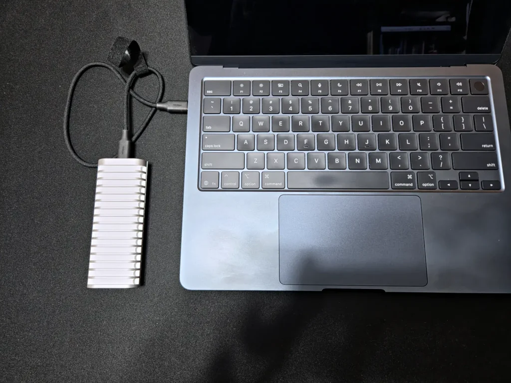 TerraMaster D1 SSDをMacBook Air M4に接続した使用シーン