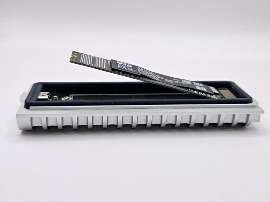 TerraMaster D1 SSDのM.2スロットにSamsung 990 EVO Plus 2TBを差し込む瞬間