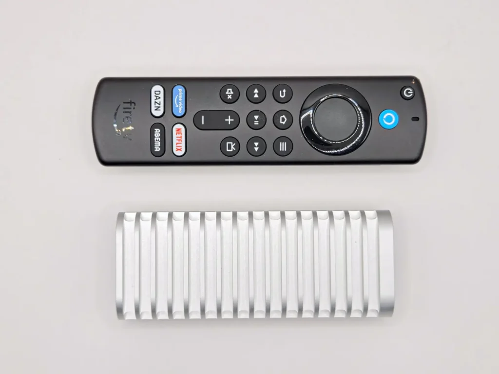 TerraMaster D1 SSDとFire TV Stickリモコンを並べたサイズ比較