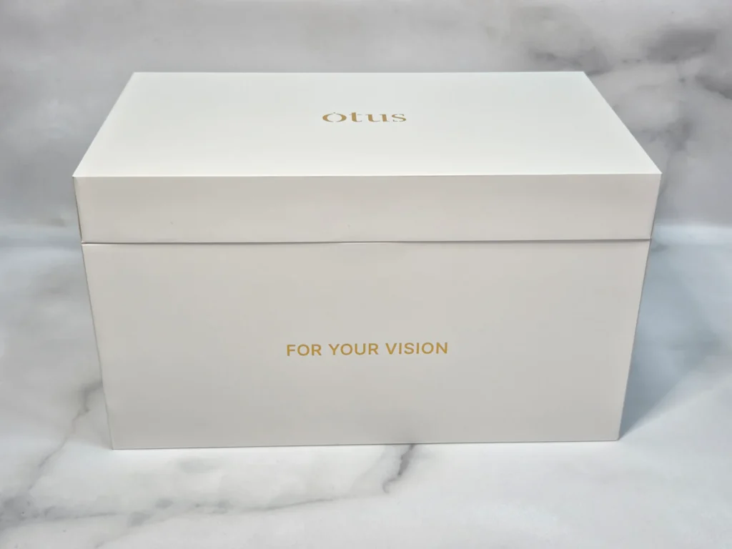 OTUS化粧箱の正面、白×ゴールドの上品な仕上げにFOR YOUR VISIONのロゴ