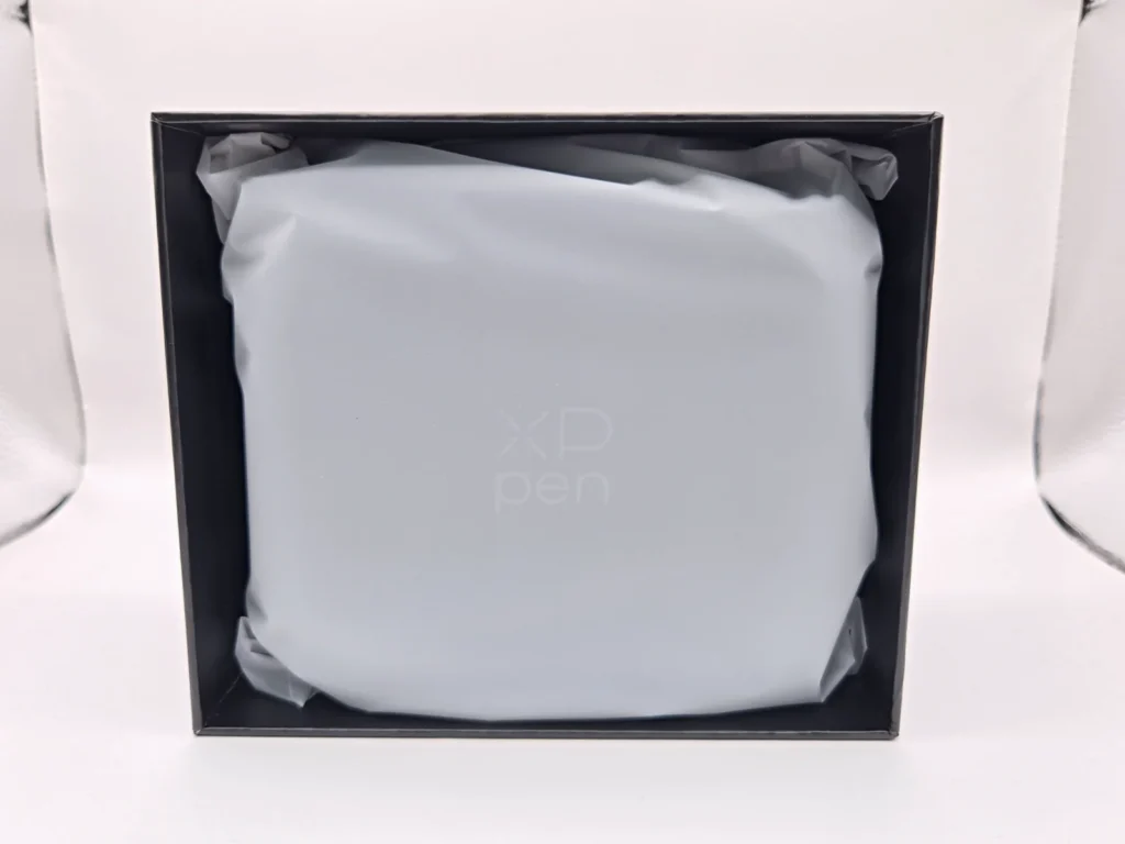 XP penロゴが刻印されたマットブラックの持ち運びケース
