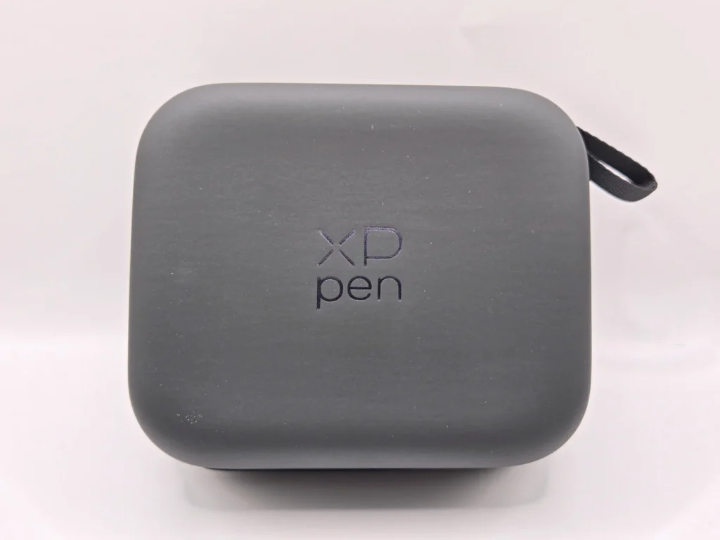 XP penロゴが刻印されたマットブラックの持ち運びケース
