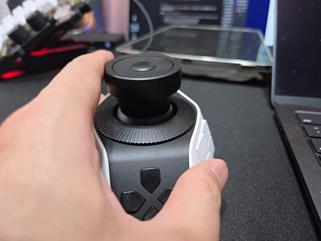 Pilot Proを実際のデスクに設置した状態、マルチモニタとキーボードと一緒の風景