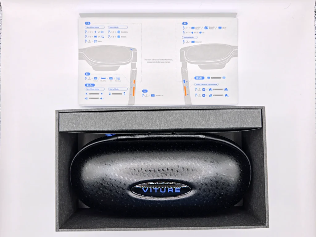 VITURE Beast本体とUSB-Cケーブルが収納された専用ハードケースの中身
