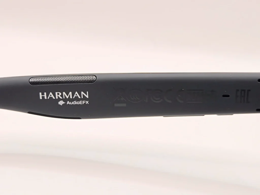 VITURE Beastのテンプル内側に刻印されたHARMANのロゴ