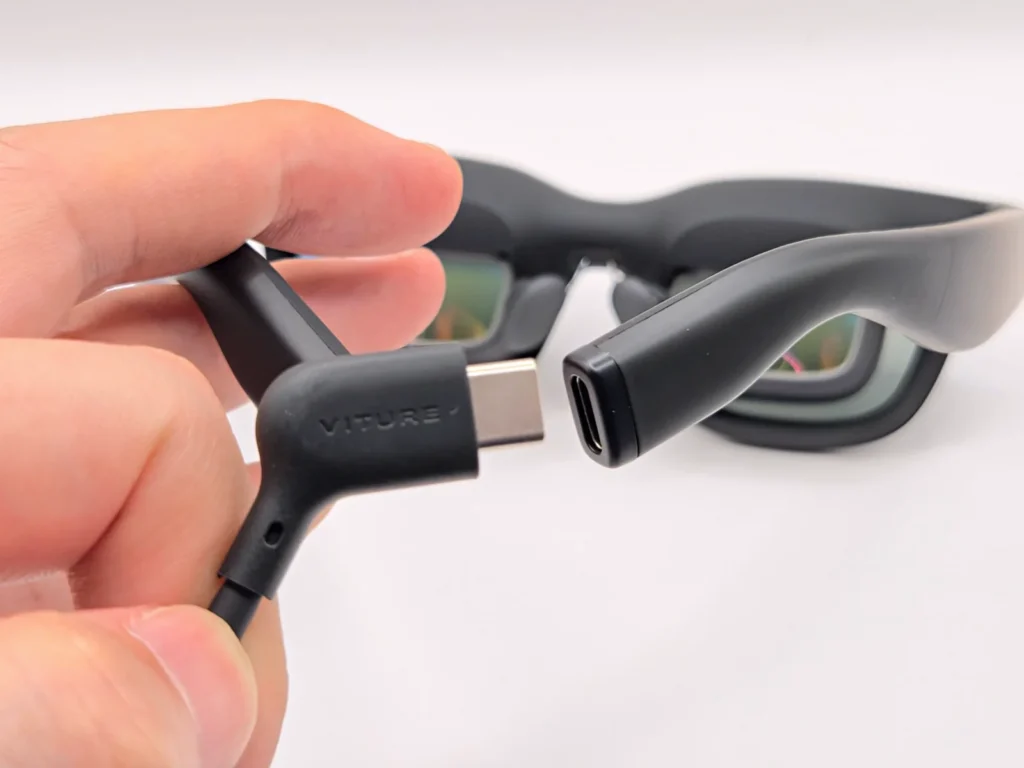VITURE BeastのUSB-Cポートに付属ケーブルを接続したところ。ケーブルは下向きに伸びる