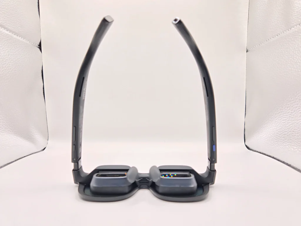 VITURE Beastのテンプル(つる)が普通のメガネ以上に大きく開いた状態を示す2枚の写真