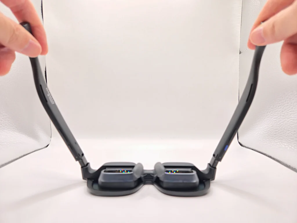VITURE Beastのテンプル(つる)が普通のメガネ以上に大きく開いた状態を示す2枚の写真