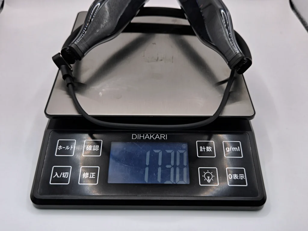 デジタルはかりに載せたVITURE Proネックバンド、表示は173.0g
