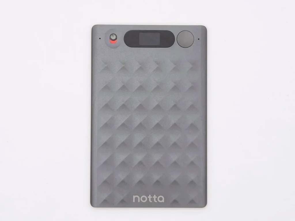 Notta Memo Type-C本体表面。菱形テクスチャが刻まれたマットブラックの金属ボディ