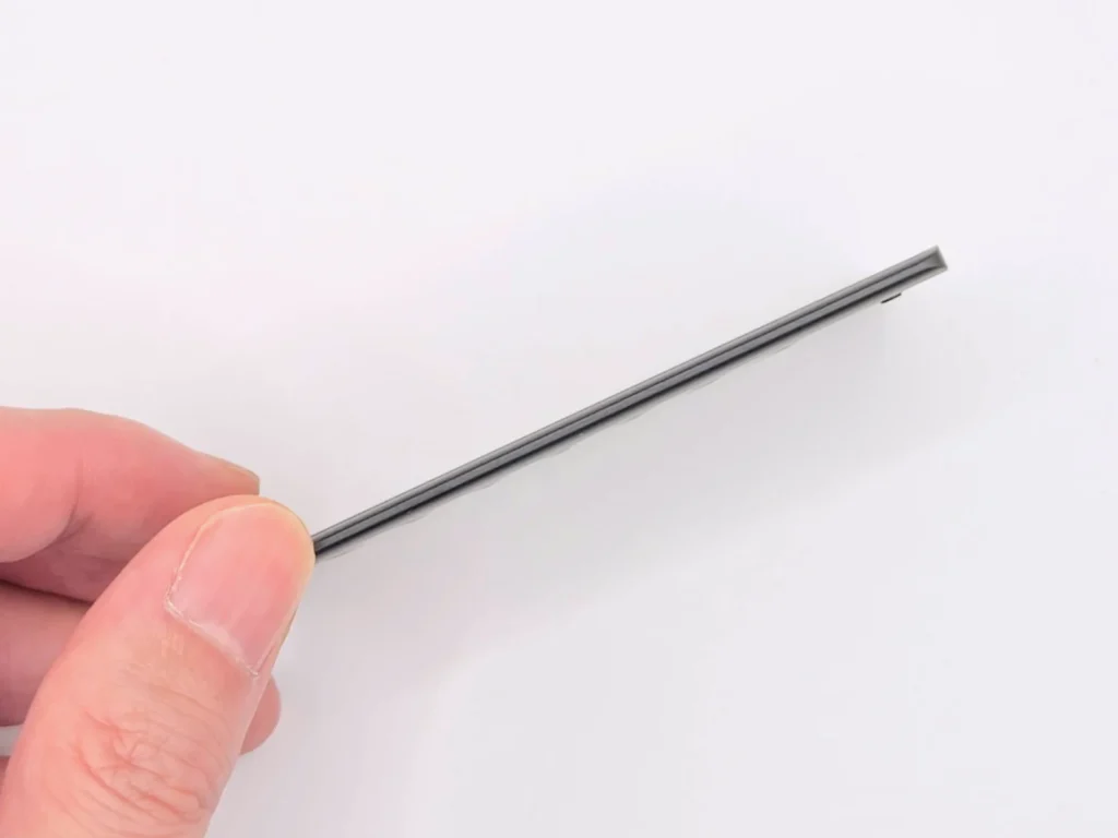 Notta Memo Type-Cを指でつまんだ側面。厚さ3.5mmの薄さが際立つ
