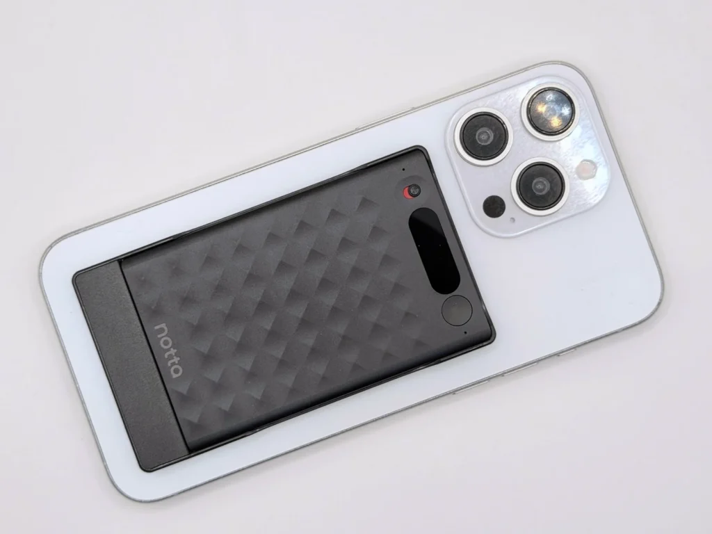 iPhone背面にMagSafeで装着したNotta Memo Type-C