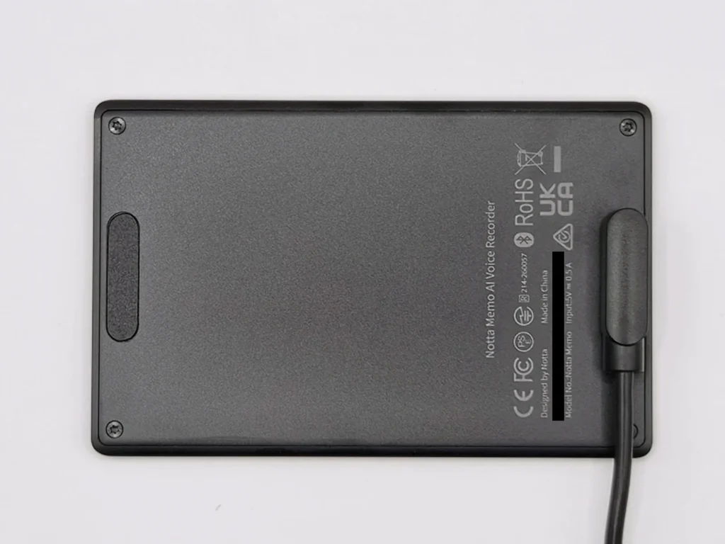 Notta Memo Type-Cを専用マグネットアダプタで充電中の図