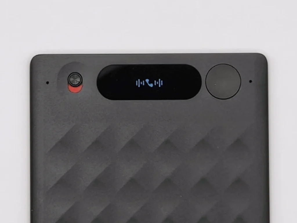 Notta Memo Type-C前面の液晶画面に通話録音モードの電話アイコンが表示された状態