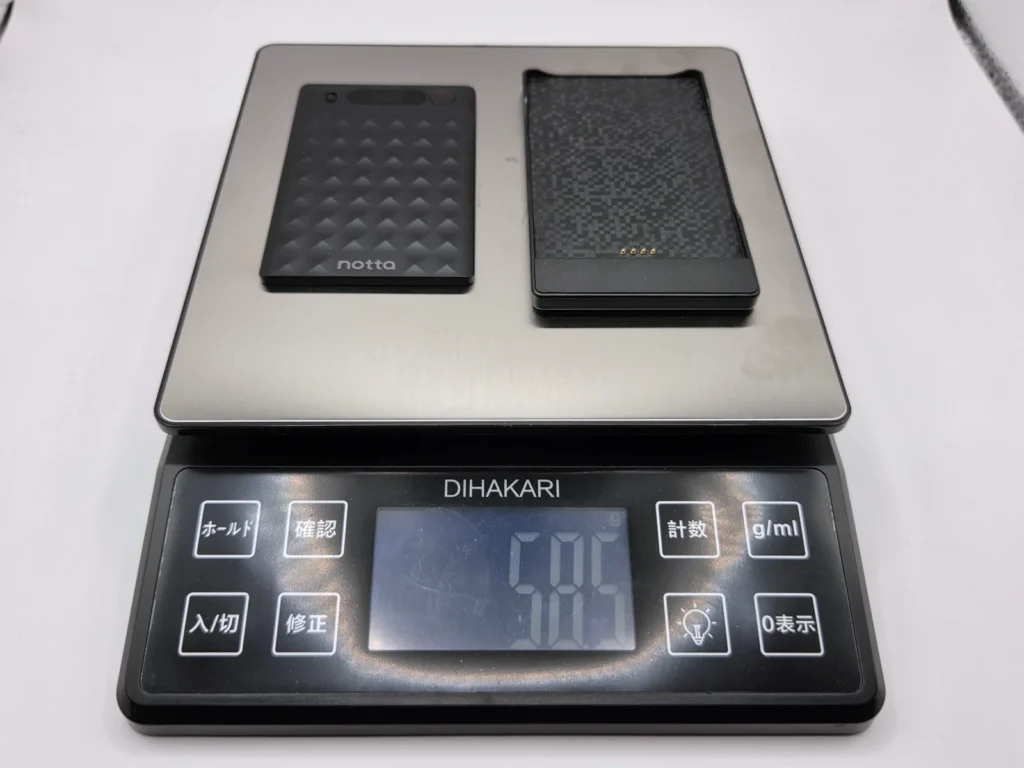 キッチンスケールに乗せたNotta Memo Type-C。付属ケース込みだと、実測58.5g