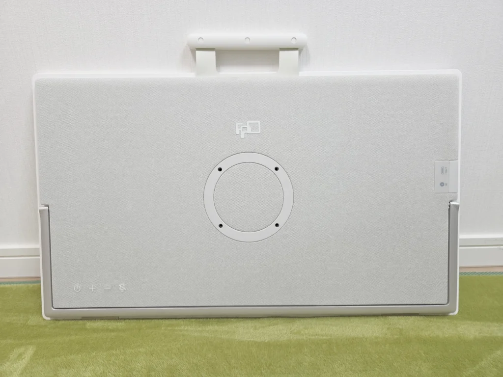 CP25-J1の背面全体、白い布張り筐体とVESAマウント