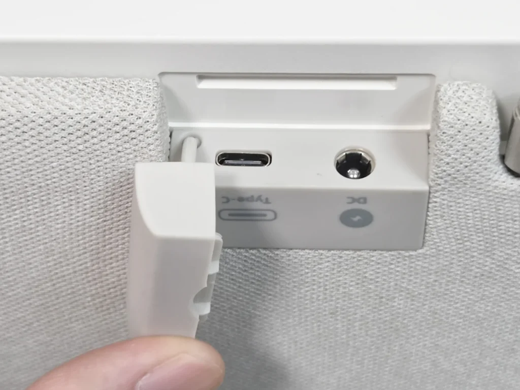 CP25-J1側面のType-CポートとDCバレルジャック、ダストカバーを開けたところ